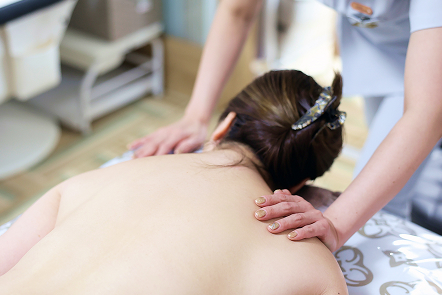 マッサージをする女性