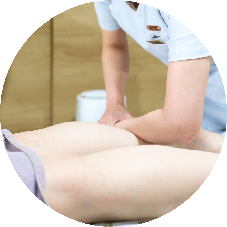 マッサージを受ける女性