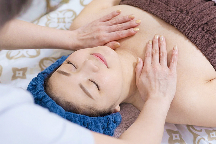 マッサージを受ける女性