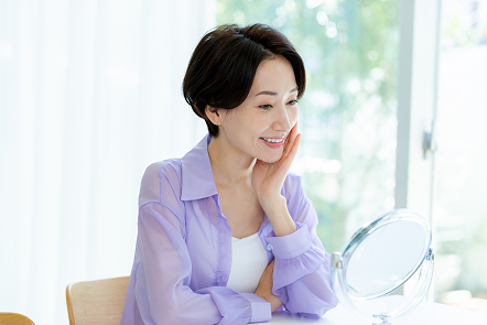 鏡を見る女性