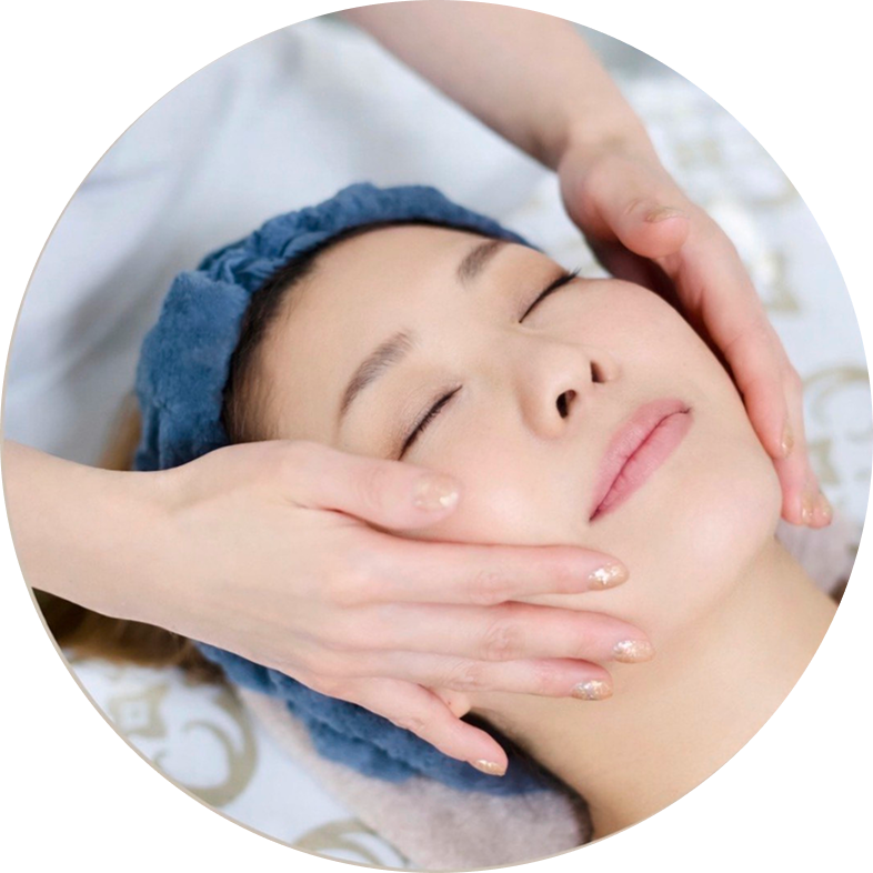 フェイスの施術を受ける女性