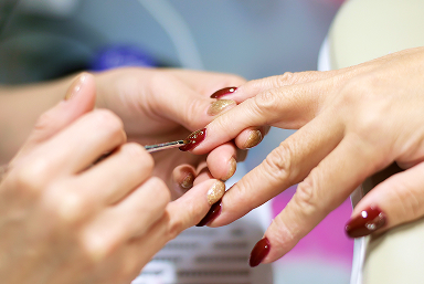 ネイルの施術風景