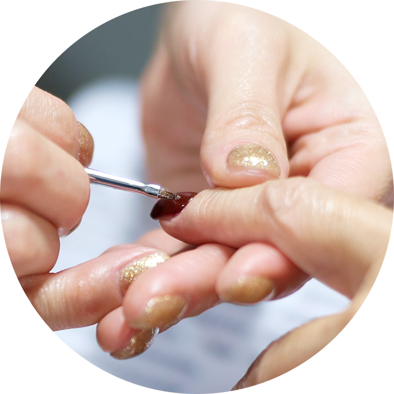 ネイルをする手